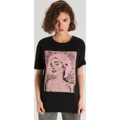 Koszulka We are creators - Czarny. Czarne koszulki damskie Cropp, s, bez wzorów, bez kołnierzyka, bez rękawów. Za 39,99 zł.