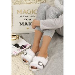 Białe Klapki Cream Cake. Białe klapki damskie Born2be, w paski, z futra. Za 59,99 zł.