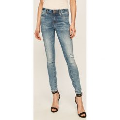 Guess Jeans - Jeansy. Niebieskie jeansy damskie Guess Jeans, m. W wyprzedaży za 319,90 zł.