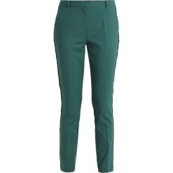 One more story TROUSER Spodnie materiałowe evergreen. Zielone spodnie damskie marki one more story, z elastanu. Za 379,00 zł.
