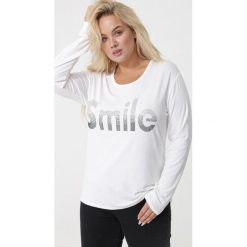 Biała Bluzka Miandetta. Białe bluzki damskie Born2be, xl, z napisami, z jeansu, klasyczne, z okrągłym kołnierzem, z długim rękawem. Za 49,99 zł.