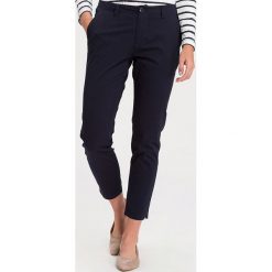 Spodnie chino - Slim fit - w kolorze granatowym. Niebieskie spodnie damskie Cross Jeans, w paski. W wyprzedaży za 79,95 zł.