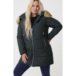 Ciemnozielona Kurtka Parkdale. Zielone kurtki damskie Born2be, na zimę, xl, bez wzorów, długie. Za 329,99 zł.