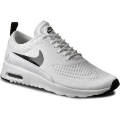 Buty NIKE - Air Max Thea 599409 103 White/Black. Białe buty sportowe damskie Nike, na co dzień, bez wzorów, ze skóry ekologicznej, bez obcasa, na płaskiej podeszwie, bez zapięcia. W wyprzedaży za 419,00 zł.
