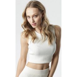 Biały Top Moonrise. Białe bluzki damskie Born2be, s, bez wzorów, z dzianiny, z okrągłym kołnierzem. Za 79,99 zł.