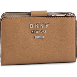Duży Portfel Damski DKNY - R911HB06 Latte LAT. Pomarańczowe portfele damskie DKNY, bez wzorów, ze skóry. Za 459,00 zł.