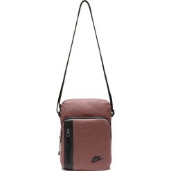 Torba Nike Tech Small Items (BA5268-236). Brązowe bez kategorii marki Nike, z nylonu, na ramię. Za 79,99 zł.