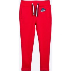 Tommy Hilfiger - Spodnie dziecięce 98-164 cm. Czerwone spodnie dziewczęce TOMMY HILFIGER, bez wzorów, z elastanu. W wyprzedaży za 219,90 zł.