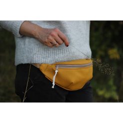 Nerka z matowej musztardowej skóry ekologicznej. Nerki damskie Pakamera, bez wzorów, ze skóry ekologicznej, matowe, bez dodatków. Za 175,00 zł.