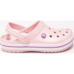 Crocs - Klapki. Różowe klapki damskie Crocs, bez wzorów, z materiału, bez obcasa, na obcasie. Za 199,90 zł.