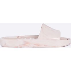 Melissa - Klapki Beach Slide. Różowe klapki damskie marki Melissa, z materiału, na płaskiej podeszwie. W wyprzedaży za 199,90 zł.