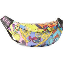 Saszetka nerka VERSACE JEANS COUTURE - E1VZABT8 71586 982. Nerki damskie Versace Jeans Couture, bez wzorów, z jeansu, młodzieżowe, bez dodatków. Za 779,00 zł.