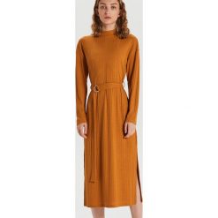Sukienka midi w stylu retro - Pomarańczowy. Pomarańczowe sukienki damskie Cropp, s, bez wzorów, retro, bez kołnierzyka, bez rękawów, midi. Za 89,99 zł.