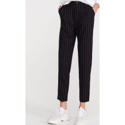 Spodnie carrot - Granatowy. Niebieskie spodnie damskie Reserved. Za 89,99 zł.