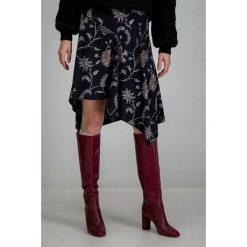 Spódnica w kolorze czarnym. Czarne spódniczki damskie Garcia, xl, bez wzorów, z wiskozy, midi, asymetryczne. W wyprzedaży za 159,95 zł.