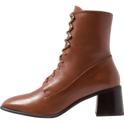 E8 BY MIISTA EMMA Botki sznurowane tan. Pomarańczowe botki damskie marki E8 BY MIISTA, ze skóry, bez obcasa, na sznurówki. Za 689,00 zł.