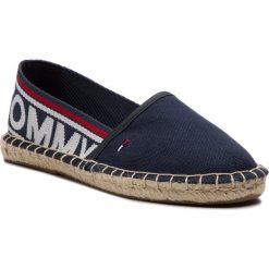 Espadryle TOMMY JEANS - Pop Webbing Espadrille EN0EN00434 Midnight 403. Niebieskie espadryle damskie Tommy Jeans, bez wzorów, z jeansu, bez obcasa, na płaskiej podeszwie. Za 269,00 zł.