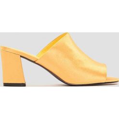 NA-KD Shoes Satynowe klapki mule na obcasie - Yellow. Żółte chodaki damskie NA-KD Shoes, z satyny, na obcasie. W wyprzedaży za 80,98 zł.