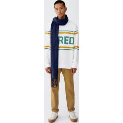 Bluza z okrągłym dekoltem i napisem. Białe bluzy męskie Pull&Bear, m, z napisami, z okrągłym kołnierzem, bez rękawów, bez kaptura. Za 79,90 zł.
