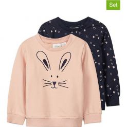 Bluzy (2 szt.) w kolorze jasnoróżowym i granatowym. Czerwone bluzy dziewczęce rozpinane Name it Baby, z haftami, z bawełny. W wyprzedaży za 42,95 zł.