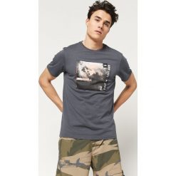 O'Neill Surf Koszulka Szary. Szare podkoszulki męskie O'Neill, xl, z nadrukiem, z bawełny, z krótkim rękawem. Za 119,95 zł.