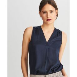 Elegancka bluzka z wiskozy - Granatowy. Niebieskie bluzki damskie Reserved, bez wzorów, z wiskozy, eleganckie, bez kołnierzyka, bez rękawów. Za 59,99 zł.