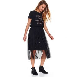 T-shirt z nadrukiem i aplikacją. Czarne t-shirty damskie z nadrukiem, z bawełny, z okrągłym kołnierzem. Za 49,99 zł.