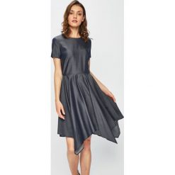 Trussardi Jeans - Sukienka. Niebieskie sukienki damskie Trussardi Jeans, na co dzień, bez wzorów, z lyocellu, casualowe, z okrągłym kołnierzem, bez rękawów, rozkloszowane. Za 639,90 zł.