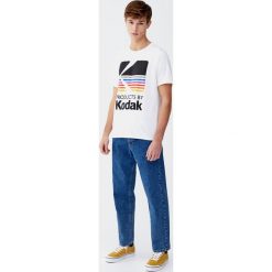 Koszulka Kodak z kolorowym logo. Białe koszulki męskie Pull&Bear, m, bez wzorów, bez kołnierzyka, z krótkim rękawem, krótkie. Za 59,90 zł.