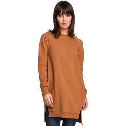 Bluza - tunika z rozcięciami po bokach i ściągaczem na dole - karmelowa. Tuniki damskie BE, na co dzień, s, bez wzorów, z elastanu, bez kołnierzyka, bez rękawów. Za 179,00 zł.