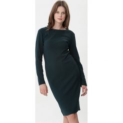 Ciemnozielona Sukienka Aerith. Zielone sukienki damskie Born2be, na co dzień, na zimę, s, bez wzorów, eleganckie, z okrągłym kołnierzem, z długim rękawem, długie, midi, proste. Za 119,99 zł.