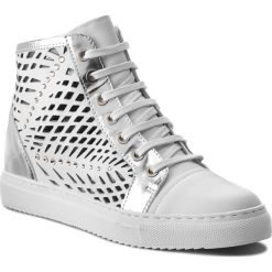 Sneakersy CARINII - B4321 G34-611-000-B67. Białe półbuty damskie marki Carinii, na co dzień, bez wzorów, ze skóry, bez obcasa, na koturnie, bez zapięcia. W wyprzedaży za 239,00 zł.