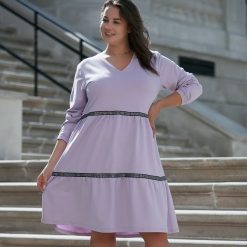 Lawendowa sukienka dresowa Lilly XXL OVERSIZE JESIEŃ. Fioletowe sukienki damskie Moda Size Plus Iwanek, na jesień, s, w koronkowe wzory, z elastanu, z kontrastowym kołnierzykiem, z długim rękawem, długie, mini, oversize. Za 169,90 zł.