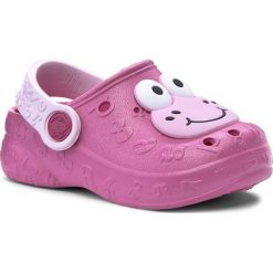 Klapki COQUI - Hoopa 9381 Fuchsia. Różowe sandały dziewczęce marki Coqui, z tworzywa sztucznego, na klamry. Za 49,99 zł.