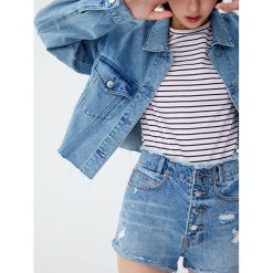 Jeansowe spodenki mom fit z widocznymi guzikami. Niebieskie szorty damskie Pull&Bear, bez wzorów, z jeansu. Za 89,90 zł.