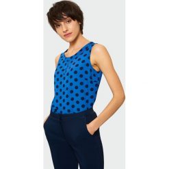 Wiskozowa bluzka w grochy. Szare bluzki damskie Greenpoint, w grochy, z wiskozy, bez kołnierzyka, bez rękawów. Za 49,99 zł.