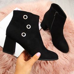 Botki damskie na słupku czarne Ladies Style - czarny. Czarne botki damskie LADIES STYLE, bez obcasa, na słupku, bez zapięcia. Za 139,99 zł.