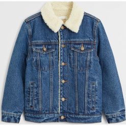 Mango Kids - Kurtka jeansowa dziecięca Joe 116-164 cm. Zielone kurtki chłopięce Mango Kids, bez wzorów, z bawełny, krótkie, bez kaptura. Za 159,99 zł.