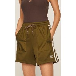 Adidas Originals - Szorty. Zielone spodenki sportowe damskie adidas Originals, z aplikacjami, z bawełny, sportowe, z podwyższonym stanem. Za 139,90 zł.