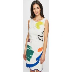 Desigual - Sukienka. Białe sukienki damskie Desigual, na co dzień, s, bez wzorów, z elastanu, casualowe, z okrągłym kołnierzem, bez rękawów, mini, proste. Za 329,90 zł.