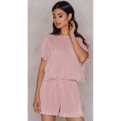 Hannalicious x NA-KD Zestaw plisowany top i szorty - Pink. Różowe szorty damskie Hannalicious x NA-KD, bez wzorów, z poliesteru, bez kołnierzyka. Za 202,95 zł.