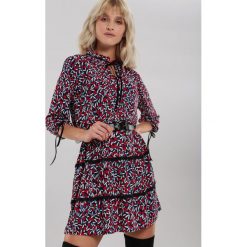 Biało-Niebieska Sukienka Montmorency. Białe sukienki damskie Renee, na co dzień, s, bez wzorów, ze stójką, bez rękawów, mini, trapezowe. Za 99,99 zł.
