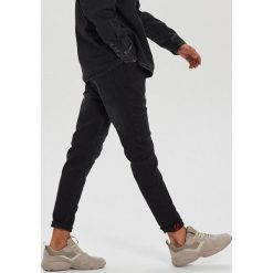 Jeansy slim z przeszyciami typu biker - Czarny. Czarne jeansy męskie Cropp, m, bez wzorów. Za 149,99 zł.