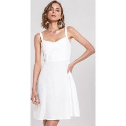 Biała Sukienka Fandango. Białe sukienki damskie other, m, bez wzorów, bez kołnierzyka, bez rękawów, mini. Za 44,99 zł.