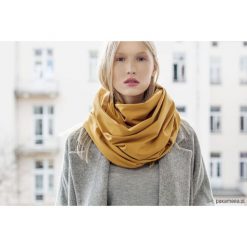 Wygodny Dzianinowy Zestaw w kolorze Miodowym. Pomarańczowe apaszki damskie marki Pakamera, bez wzorów, z dzianiny. Za 149,00 zł.