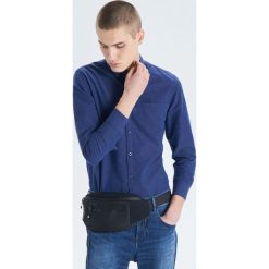 Koszula o kroju slim - Granatowy. Niebieskie koszule męskie Cropp, s, bez wzorów, bez kołnierzyka, bez rękawów. W wyprzedaży za 47,99 zł.