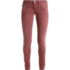 Freeman T. Porter ALEXA Jeansy Slim Fit sable. Czerwone jeansy damskie Freeman T. Porter, z elastanu. W wyprzedaży za 239,85 zł.