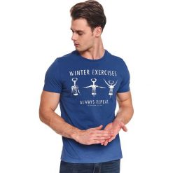 T-shirt z nadrukiem. Niebieskie t-shirty męskie Top Secret, na zimę, xl, z nadrukiem, z bawełny, bez kołnierzyka, krótkie. W wyprzedaży za 19,99 zł.