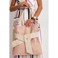 Torebka damska shopper bag z kokardą 001 różowa - łososiowy. Różowe torby damskie na zakupy w paski, eleganckie, duże. Za 69,99 zł.