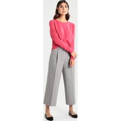 Swetry klasyczne damskie: Amorph Berlin BOYFRIEND Sweter red